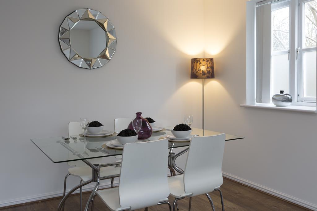 Quiet Riverside Appartement